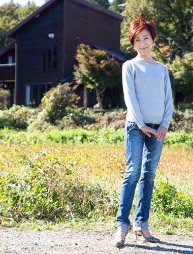 ミレットハウスの前に立つ人見惠子